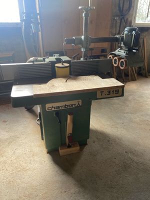 une photo d'une scie circulaire à table dans un atelier