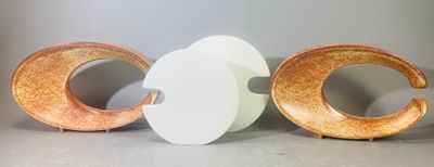 deux morceaux de bois posés l'un à côté de l'autre sur une table
