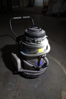 une machine qui se trouve au milieu de la pièce