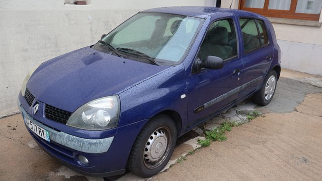 Véhicule particulier RENAULT Clio immatriculé DT-577-RY, 1ère mis...