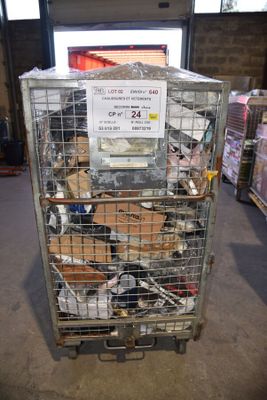 une cage métallique contenant tout un tas d'objets