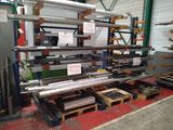 une grande machine qui se trouve dans un entrepôt