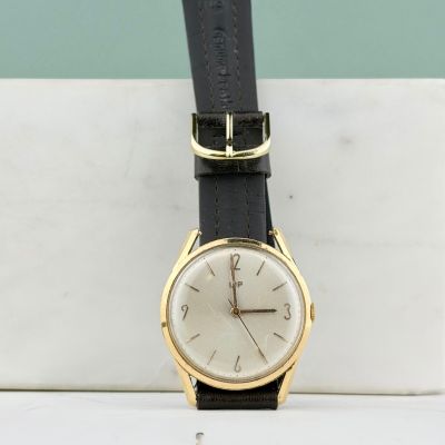 une image représentant une montre-bracelet posée sur un bloc de marbre