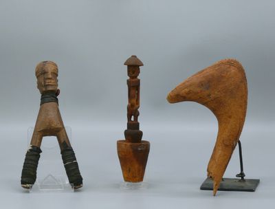 trois sculptures en bois de formes et de tailles différentes posées sur une surface blanche