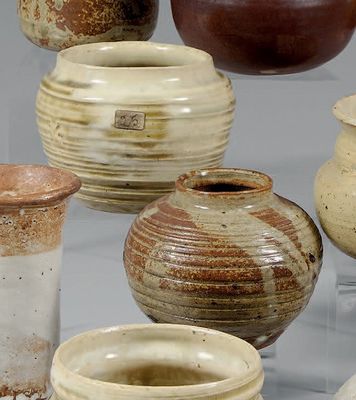 de nombreux types de vases exposés sur une table