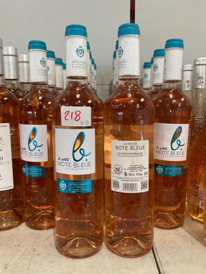 plusieurs bouteilles de vin sont alignées sur un comptoir