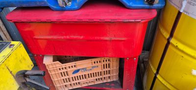 une pile de caisses posée sur une table rouge