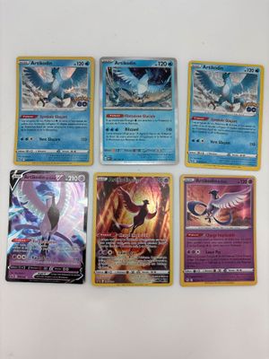 plusieurs cartes Pokémon empilées les unes sur les autres sur une table