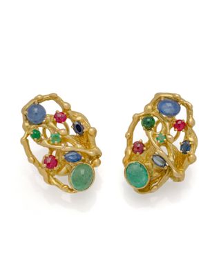 une photo d'une paire de boucles d'oreilles en or ornées de pierres multicolores