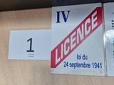 une photo d'une affiche posée sur une étagère dans un magasin