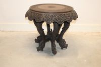 Guéridon rond bas à six pieds en bois dur richement sculpté … (photo 2)