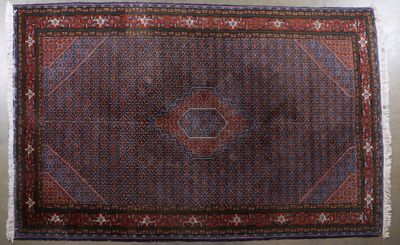 IRAN. Tapis Tabriz en laine à décor losangique sur fond bleu…