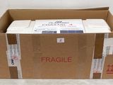 une boîte en carton contenant un colis d'objets fragiles