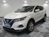 La Nissan QX-V blanche est garée dans une grande pièce