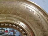gros plan d'un miroir avec le reflet d'un bâtiment à l'arrière-plan