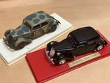 deux voitures-jouets exposées sur une table