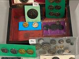 de nombreux types de boutons différents dans un étui