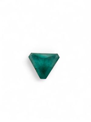 Émeraude taillée en forme de triangle provenant de Muso.