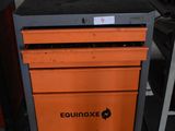 une boîte à outils orange posée sur un chariot métallique dans un garage