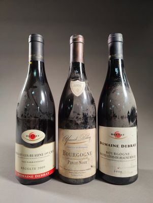 trois bouteilles de vin posées l'une à côté de l'autre sur une table