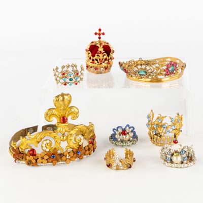 plusieurs bijoux sont exposés sur une surface blanche