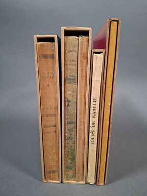 plusieurs livres sont empilés sur une surface grise