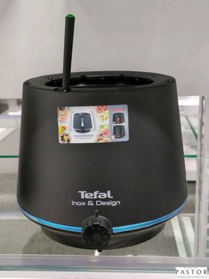 une photo d'une cafetière exposée dans un magasin