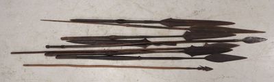 tout un tas d'armes anciennes qui sont posées sur la table