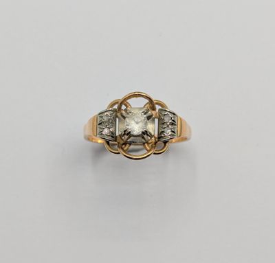 une bague en or sertie d'un diamant blanc et de deux diamants plus petits
