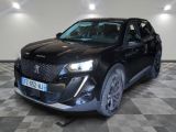 une photo d'un SUV noir garé dans un showroom