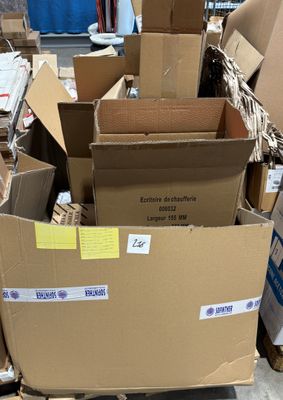 de nombreux cartons empilés sur le sol