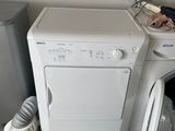 un lave-linge et un sèche-linge dans une petite pièce