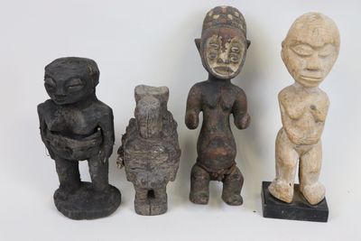 Lot de quatre statuettes dont certaines dans le goût de la c…