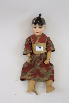 une image représentant une poupée représentant une femme vêtue d'un kimono