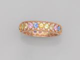 une bague sertie de saphirs multicolores et de diamants