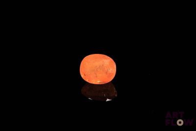 une boule orange lumineuse dans l'obscurité de la nuit
