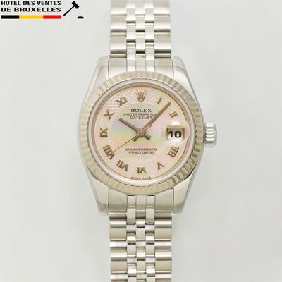 une image d'une montre Rolex avec des chiffres romains et un cadran en nacre