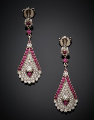 une paire de boucles d'oreilles en rubis et diamants