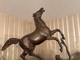 une statue de cheval posée sur une table