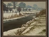 tableau représentant une rivière traversant un champ enneigé, avec des arbres en arrière-plan