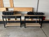 deux tables noires et en bois, avec des tiroirs et des étagères, dans un garage