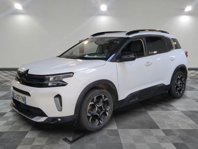 un 4x4 blanc garé sur un sol en damier dans un garage