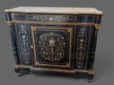 une commode peinte en noir et or, avec un plateau en marbre