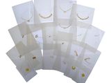 beaucoup de sacs blancs ornés de bijoux en or