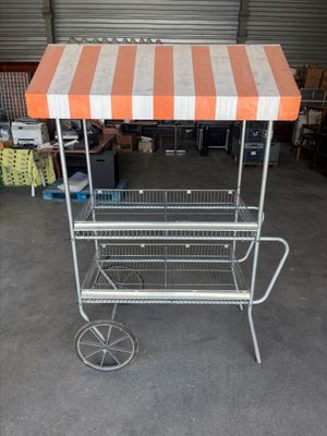 un auvent orange et blanc sur un chariot dans un entrepôt