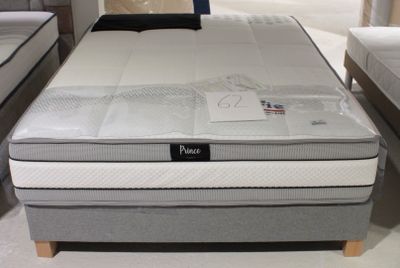 un lit équipé d'un matelas, dans un magasin