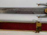 deux types de couteaux différents exposés sur une table