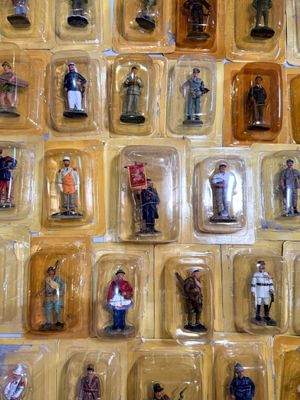 de nombreuses figurines en plastique de différents types et de différentes couleurs