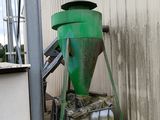 une machine verte garée à côté d'un immeuble