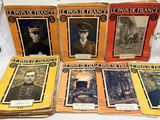 six livres posés sur une table blanche, avec des photos d'hommes en uniforme militaire